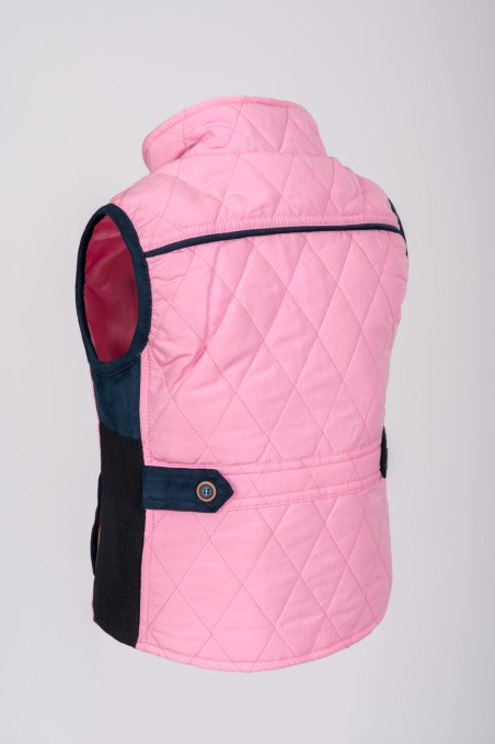 Casaco acolchoado rosa com detalhes em azul escuro e padrão em losangos