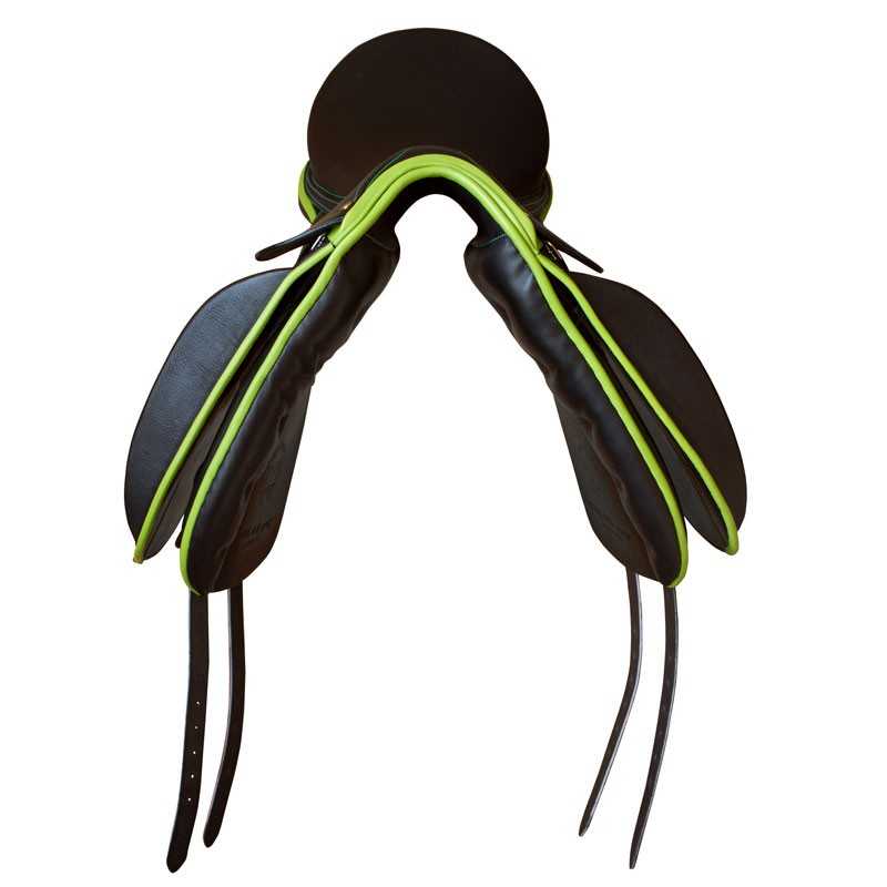 Sela de cavalo preta com detalhes verde-limão