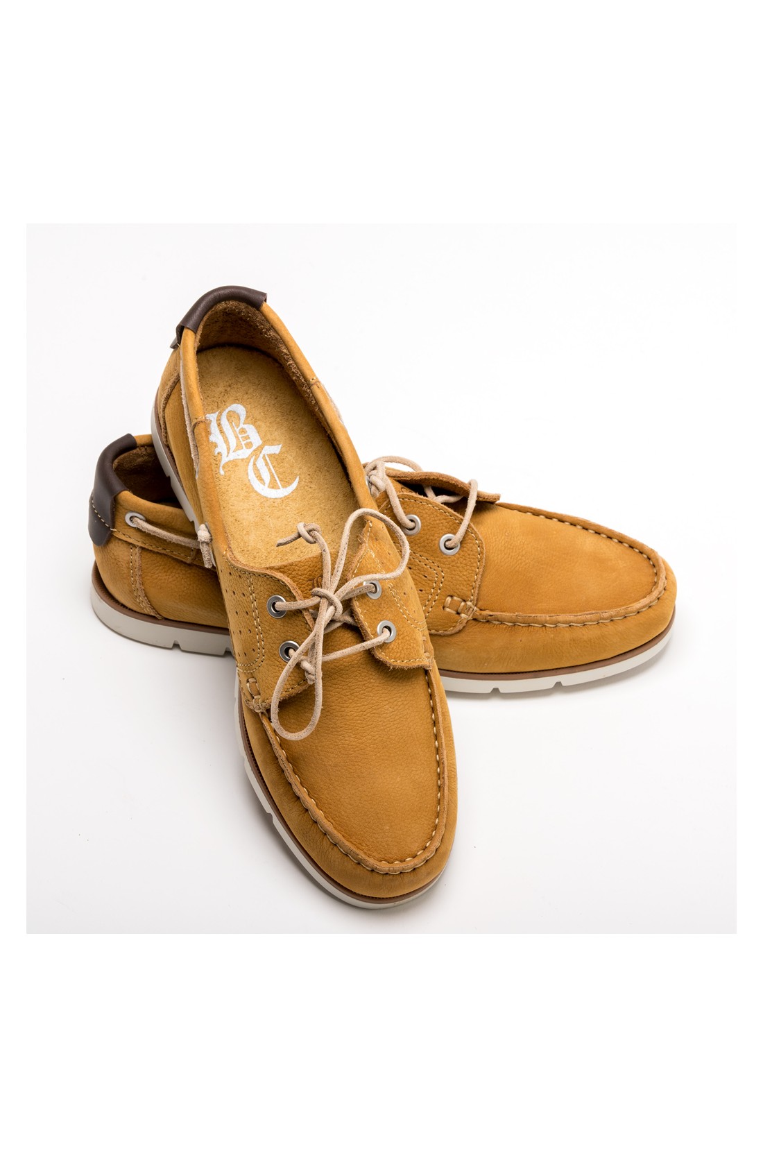 sapatos tipo boat camurça castanha clara com atacadores bege