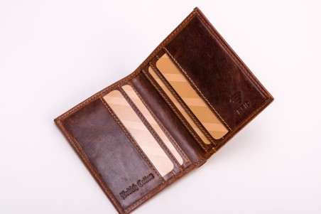 Carteira de couro castanho aberta com compartimentos para cartões