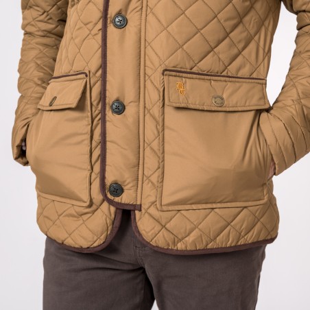 Casaco matelassé bege com botões e bolsos grandes frontais