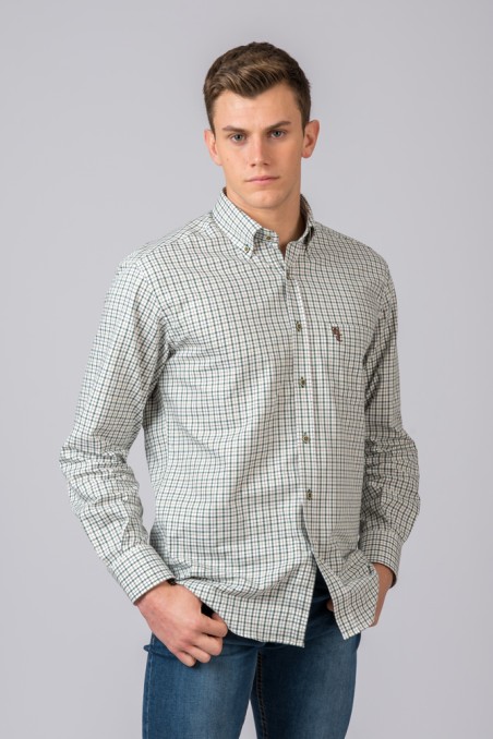 Camisa xadrez branco e verde de manga comprida com calças de ganga azuis