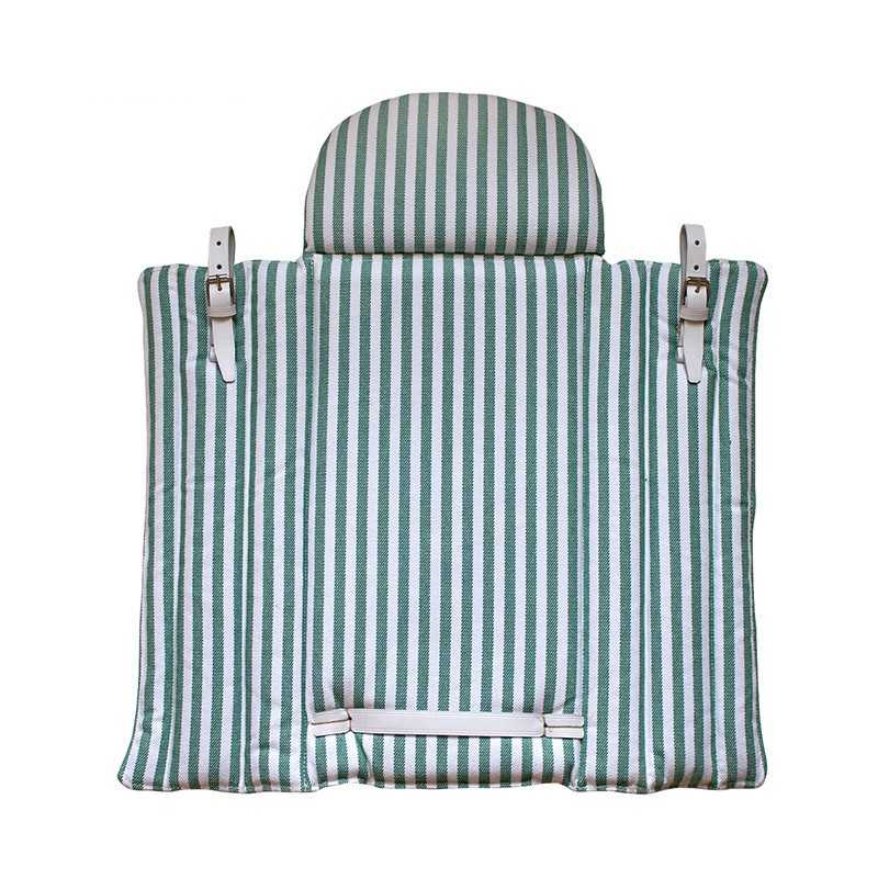 Capa de cadeira riscada verde e branca com apoio de cabeça e alças de couro