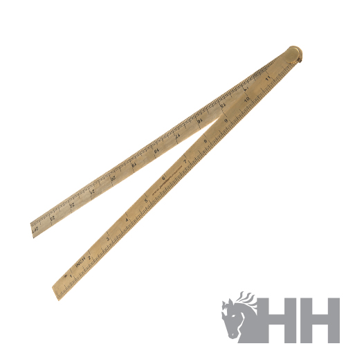 Régua de madeira articulada com marcações métricas e imperiais, fundo branco