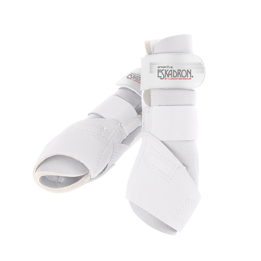 Botas protetoras brancas para cavalos com tiras de velcro e etiqueta Eskadron