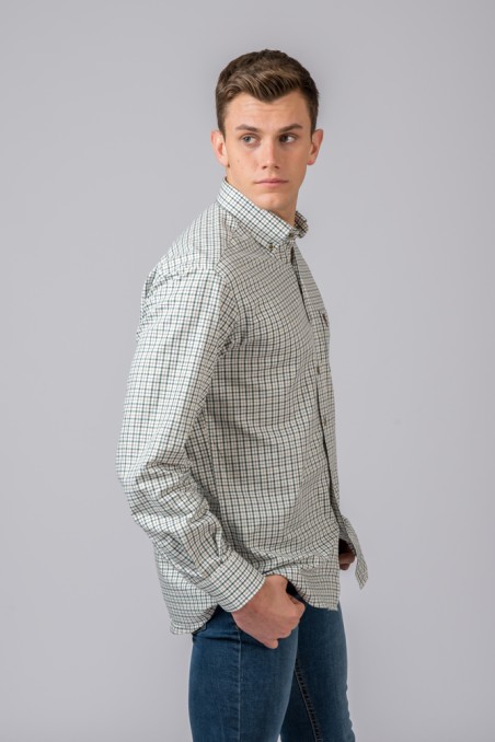 Homem com camisa de quadrados azuis e brancos e jeans azul escuro