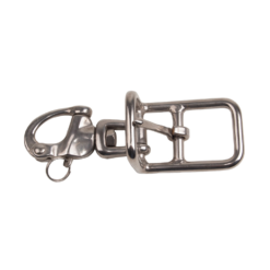 Mosquetão e fivela metálicos prateados sobre fundo branco