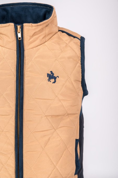 Colete acolchoado bege com bordado azul e detalhes em azul escuro