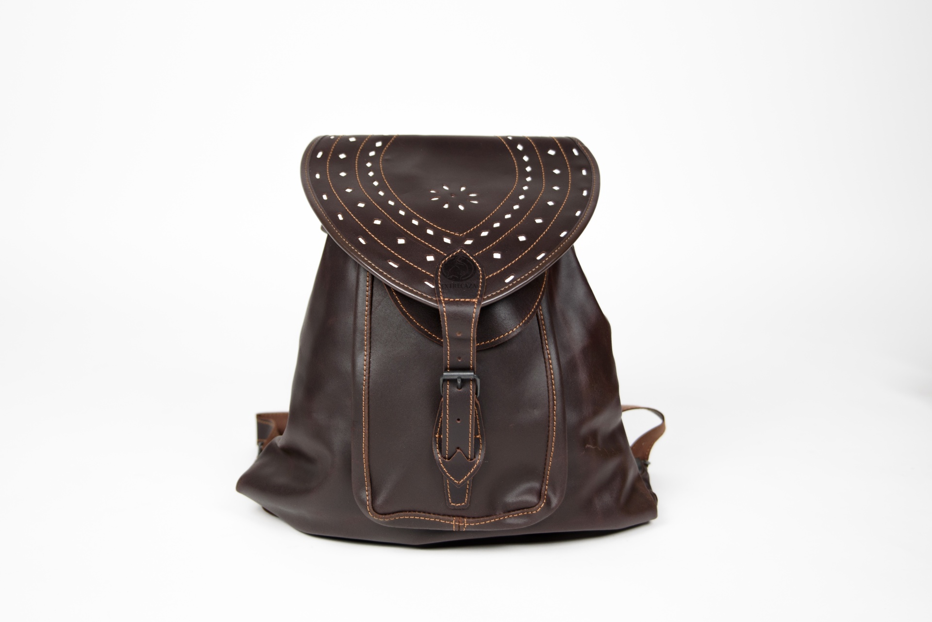 Mochila de pele castanha escura com decoração perfurada e fecho em fivela