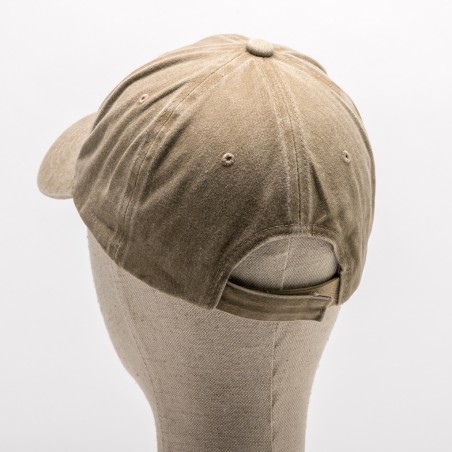 Boné castanho claro visto pela parte de trás num manequim de tecido