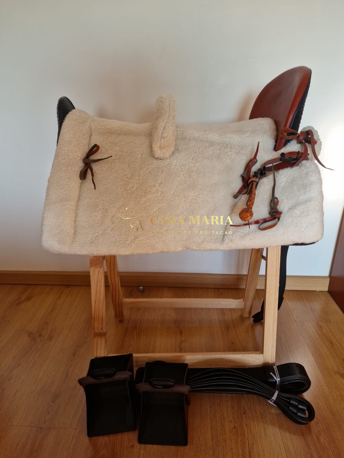 Sela de equitação branca com assento castanho em couro e texto CASA MARIA