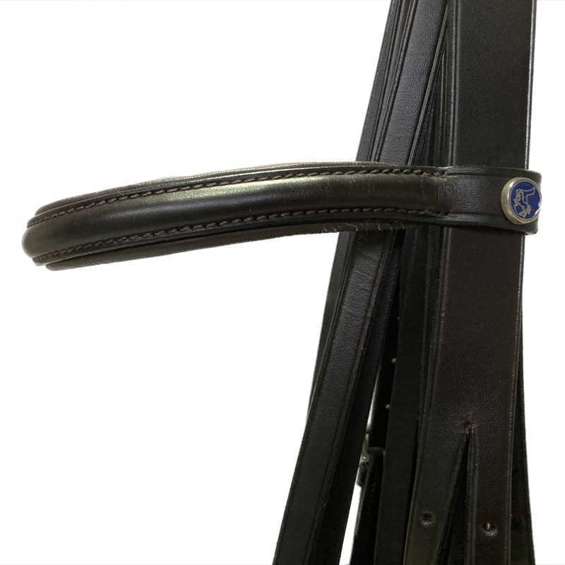 Cabresto ou arreio de pele castanha escura com botão azul decorativo.