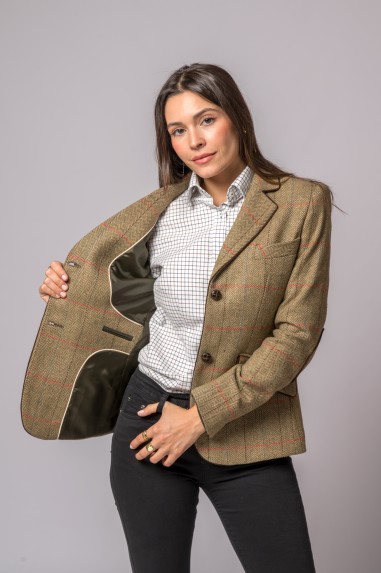 Casaco xadrez castanho com forro castanho, camisa branca xadrez e calças pretas