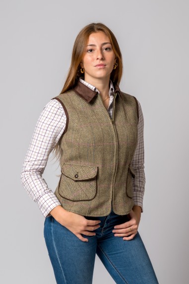 Colete feminino castanho às riscas com gola e bolsos, usado por mulher com camisa quadriculada e jeans