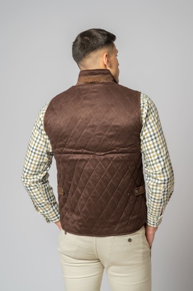 Homem vestido com colete acolchoado castanho e camisa xadrez visto de costas.