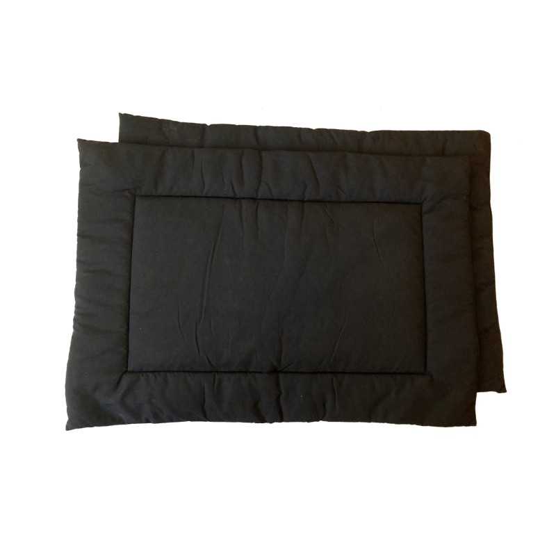 Dois tapetes retangulares pretos acolchoados