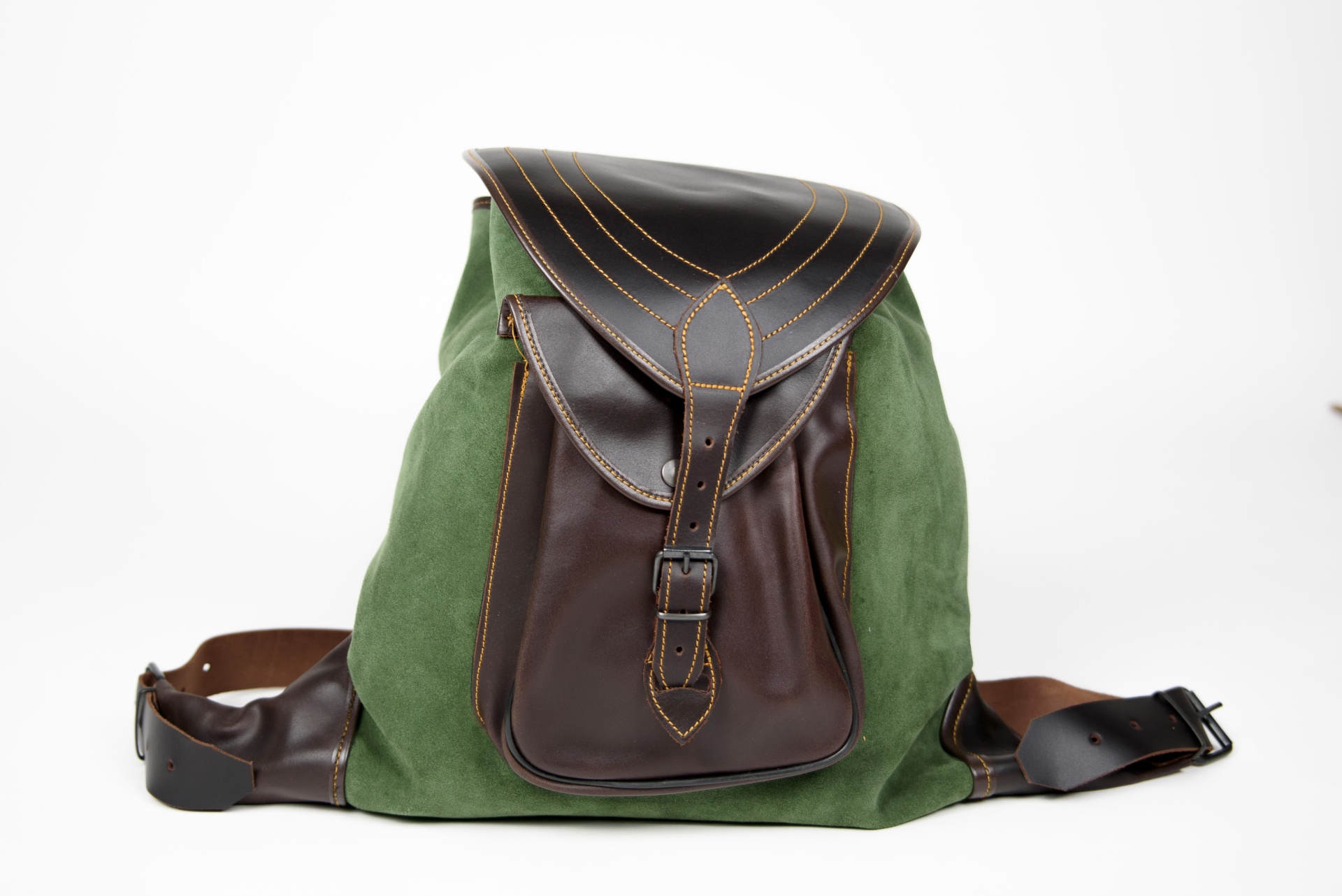 Mochila verde com detalhes em pele castanha e fivela frontal