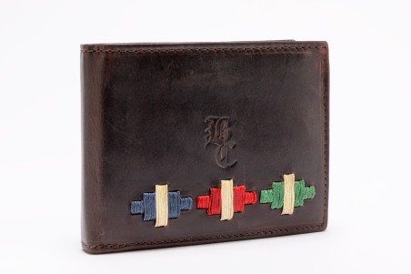 Carteira masculina em couro castanho com bordados coloridos e monograma em relevo