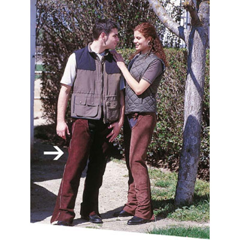 Homem e mulher com casacos e calças castanhas ao ar livre