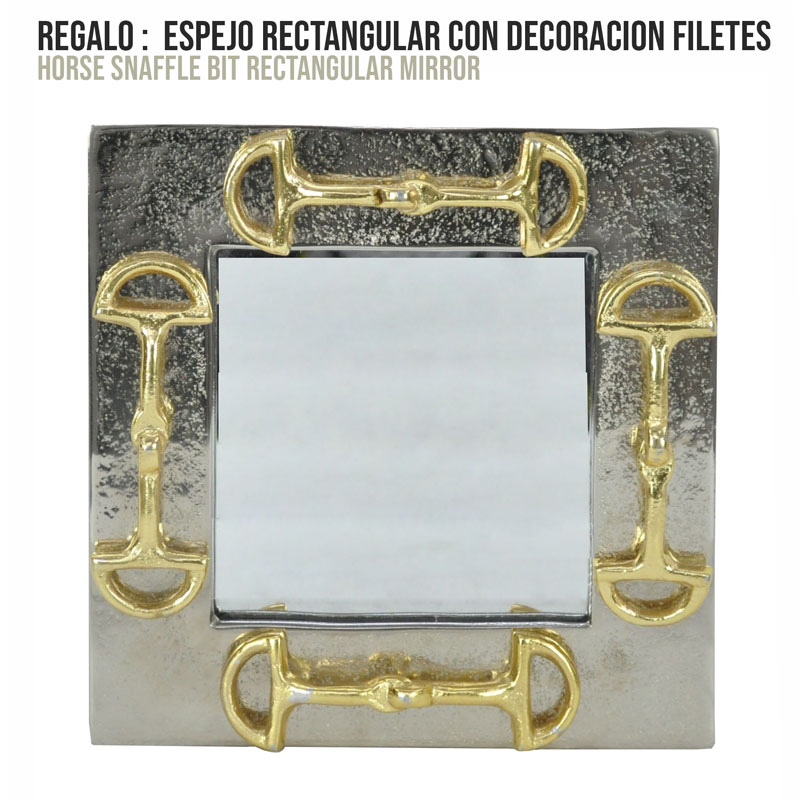 Espelho retangular com moldura prateada e decoração dourada de freios de cavalo