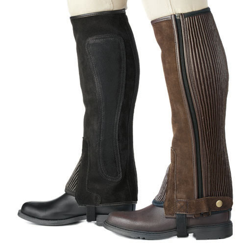 Polainas em camurça preta e castanha com fecho lateral e botão dourado