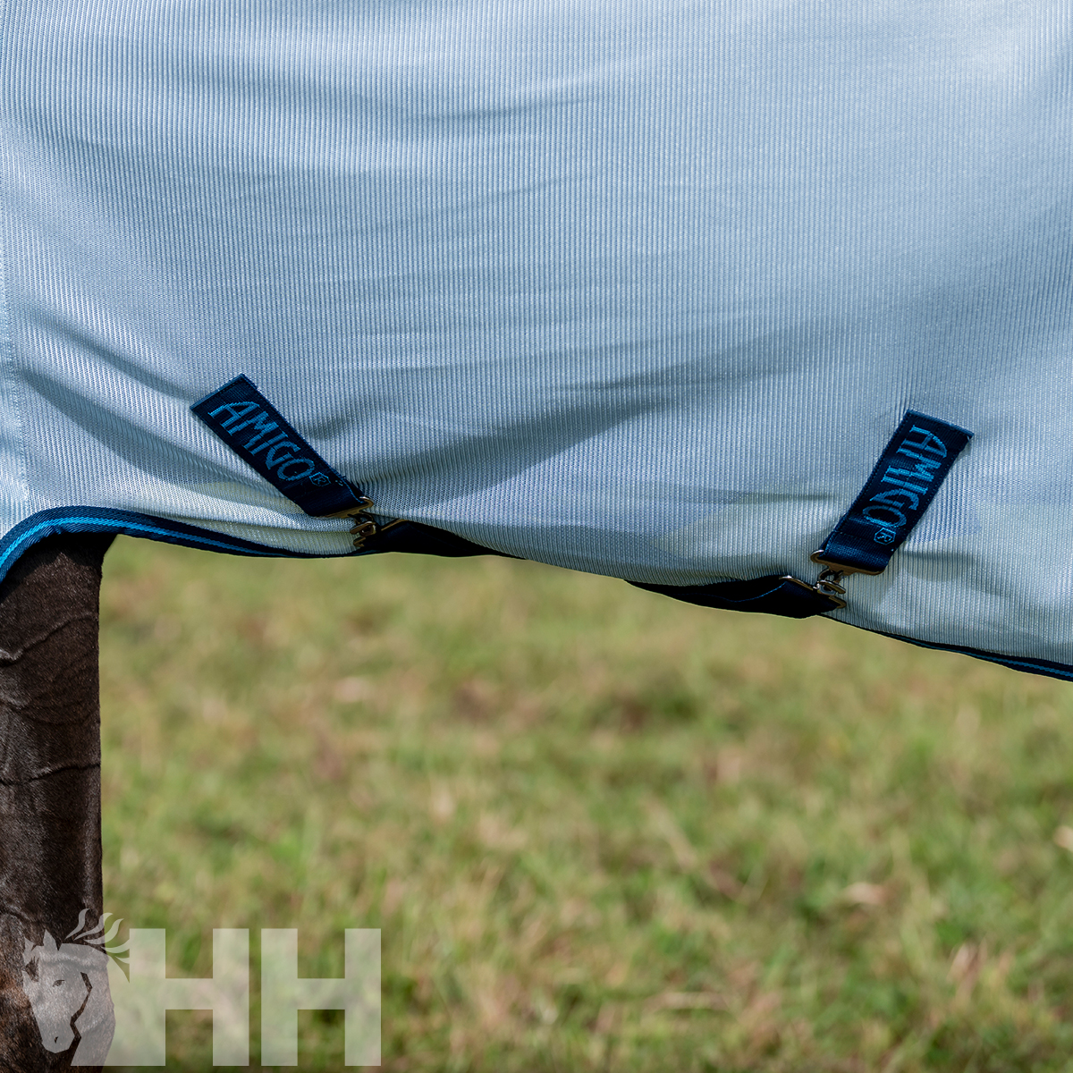 Cobertura azul claro para cavalo com fitas de fixação ANIMO.