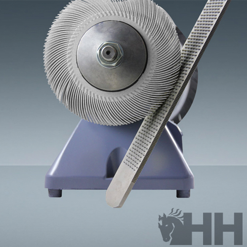 Afiador de facas com base azul e roda abrasiva branca com faca na frente