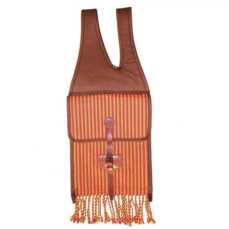 Mochila artesanal com padrão às riscas laranja e vermelho e alças castanhas