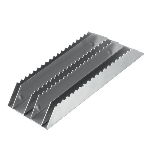 Moldes metálicos trapezoidais com bordas serrilhadas.