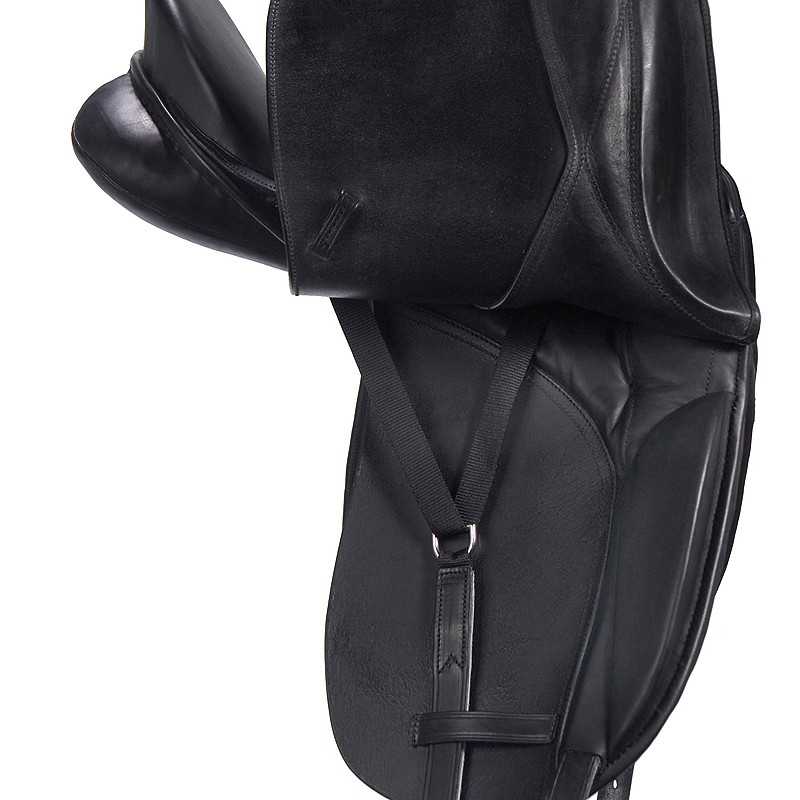 Sela de equitação preta em couro com texturas lisas e costuras