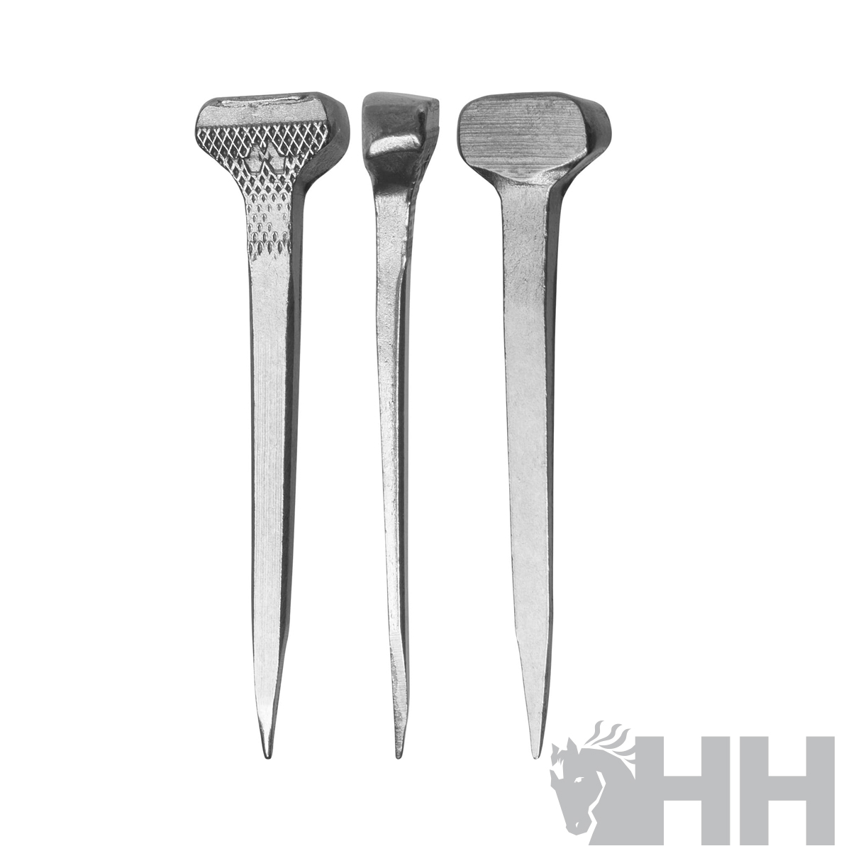 Três cravos metálicos para ferraduras de cavalo