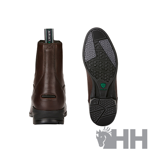 Botas de couro castanho escuro com sola preta antiderrapante vistas de trás e da sola