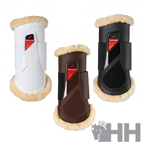 Três protetores para pernas de cavalo em branco, castanho e preto com acabamento de pelo castanho claro.