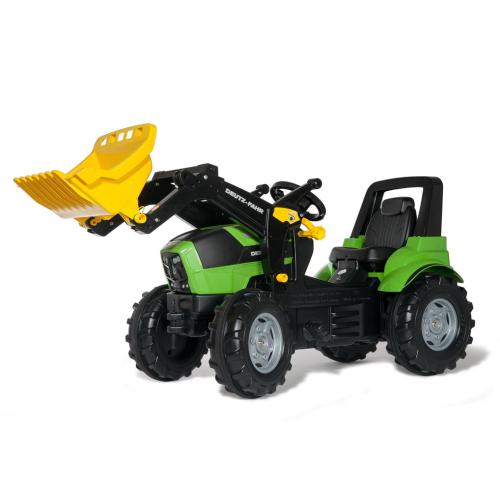 Trator de brinquedo verde com balde amarelo no fundo branco