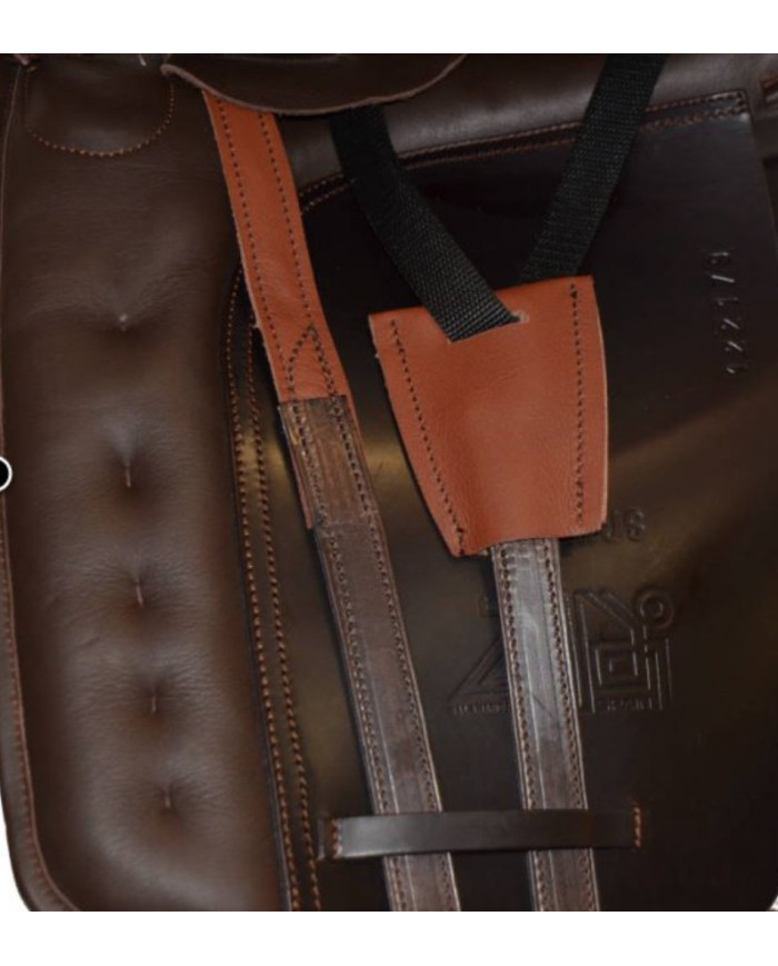 Sela de cavalo em couro castanho escuro com detalhes em castanho claro