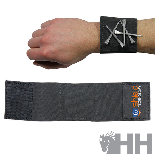 bracelete preto com velcro e pregos metálicos fincados