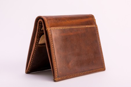 Carteira em pele castanha com costura amarela em fundo branco