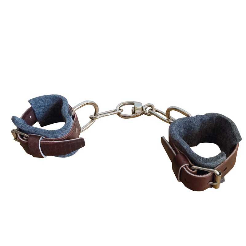 Algemas em couro castanho com interior cinza e corrente metálica