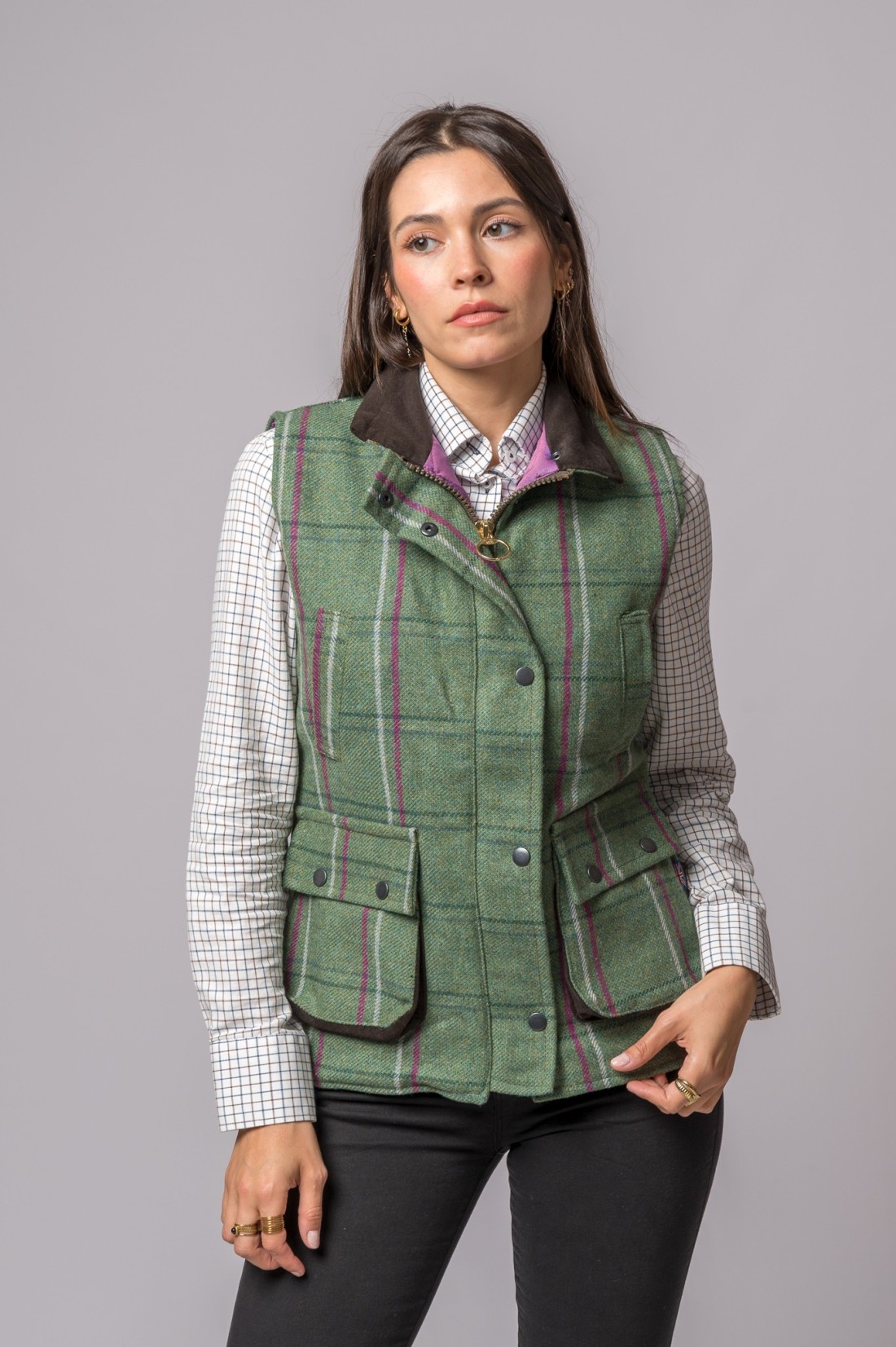 Colete xadrez verde com botões e gola castanha