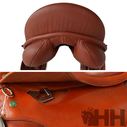 Sela de equitação em couro castanho claro com detalhes acolchoados e logótipo HH