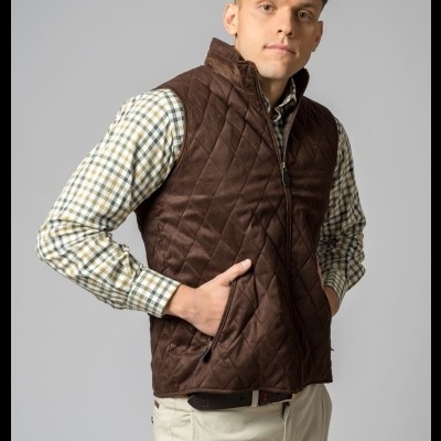 Homem com colete acolchoado castanho e camisa às quadrículas