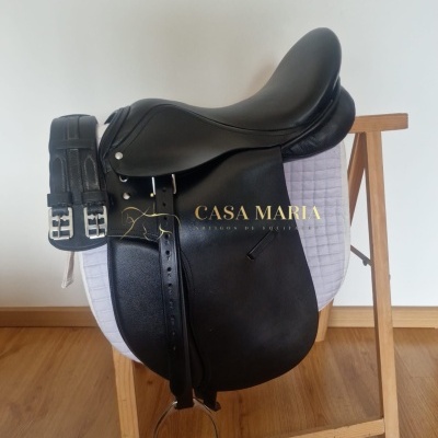 Sela de equitação preta de couro sobre suporte de madeira