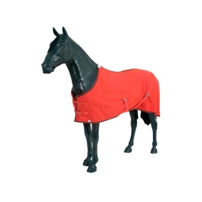 Cobertura vermelha para cavalo num manequim preto