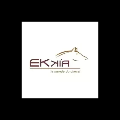 Logótipo EKXIA com cabeça de cavalo e texto em castanho