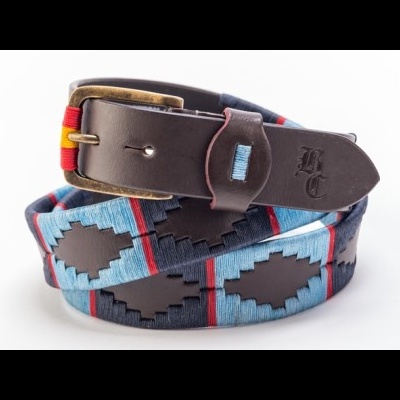 Cinto enrolado de tecido colorido com fivela metálica e ponta em couro castanho
