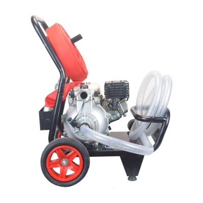 Bomba de água motorizada com rodas vermelhas e assento almofadado vermelho