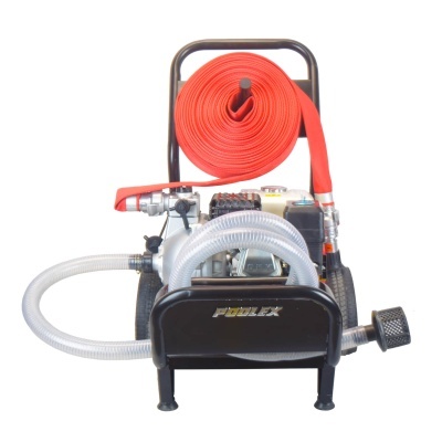 Bomba industrial preta com mangueira vermelha enrolada e tubos transparentes.