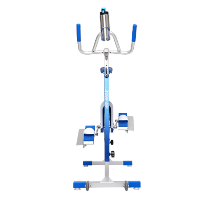 Máquina de exercício azul e cinzenta com garrafa de água prateada