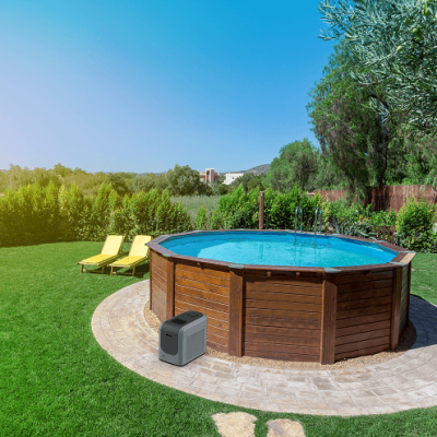 Piscina elevada de madeira com espreguiçadeiras amarelas e gerador cinzento em jardim