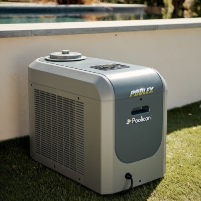 Unidade cinzenta de equipamento com marca POOLCAN e POOLFEX junto a relva e parede branca